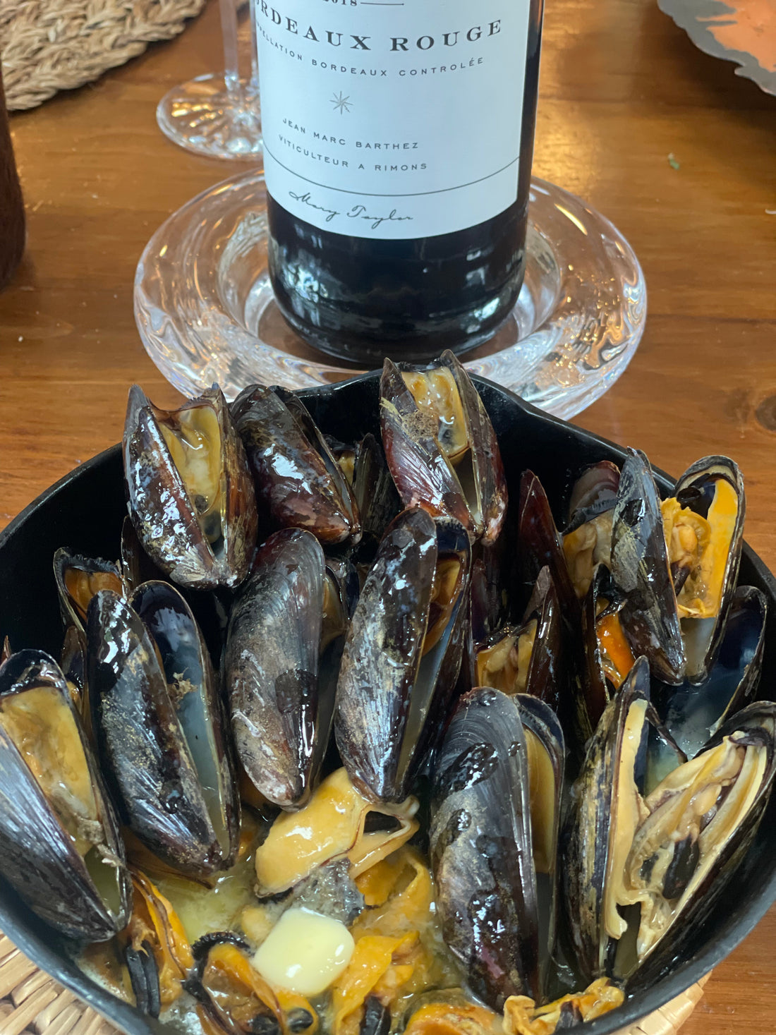 mussels in cast iron pot