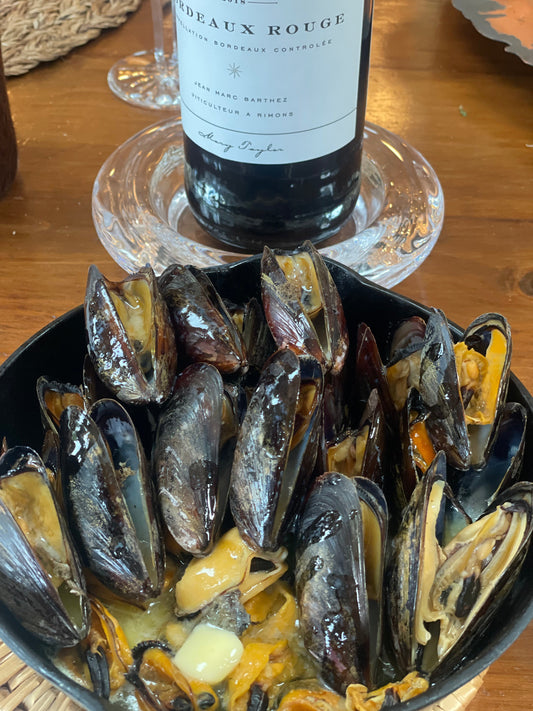 mussels in cast iron pot